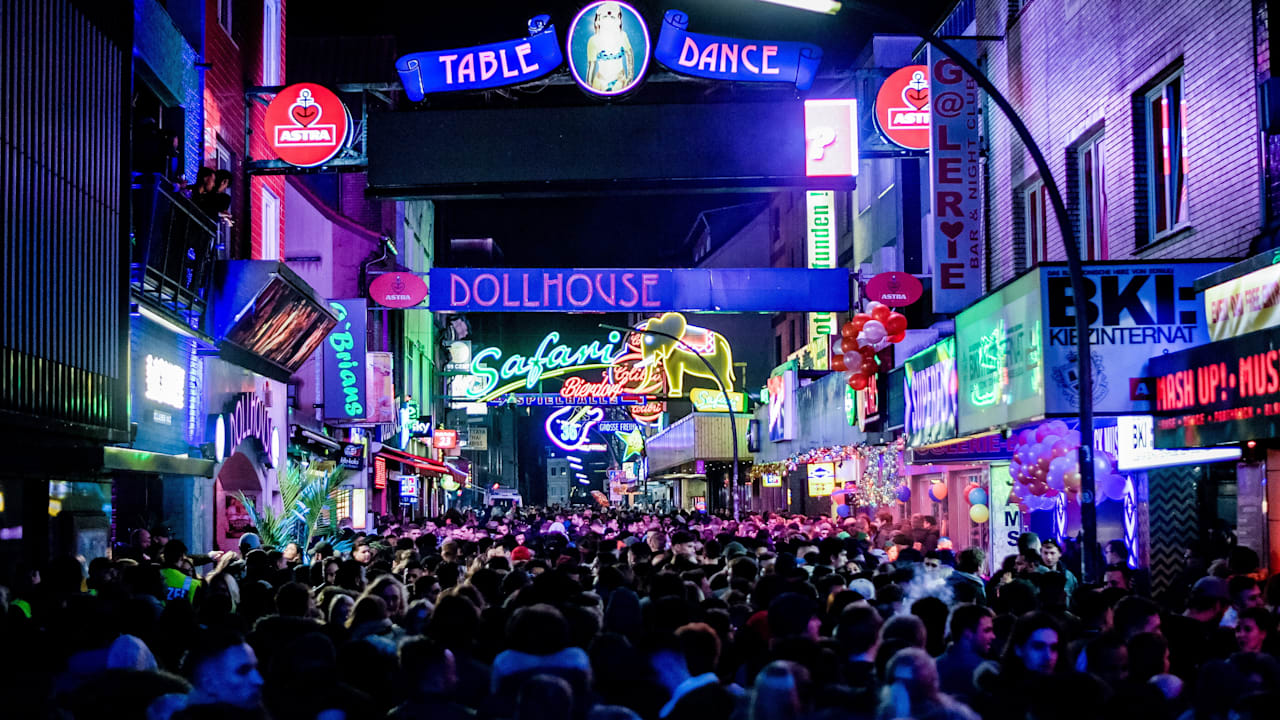 Messer-Attacke auf Reeperbahn: Mann sticht Ex seiner Freundin nieder | Regional