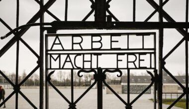 KZ-Abbildung mit Spruch „Impfen macht frei“ ist Volksverhetzung
