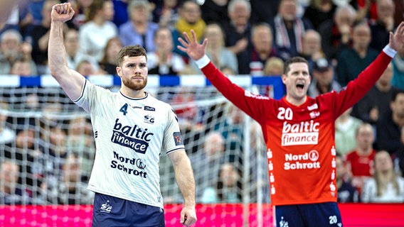 Torjubel bei Johannes Golla (l., SG Flensburg-Handewitt) und Kevin Möller © IMAGO / Beautiful Sports 