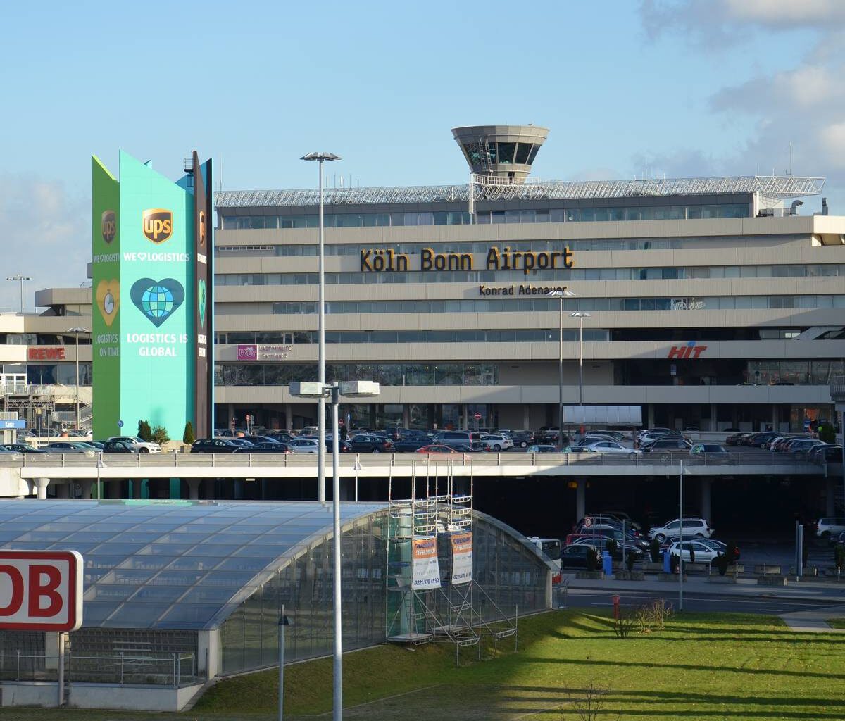 Viel los am Flughafen Köln/Bonn beim Start in die Ferien