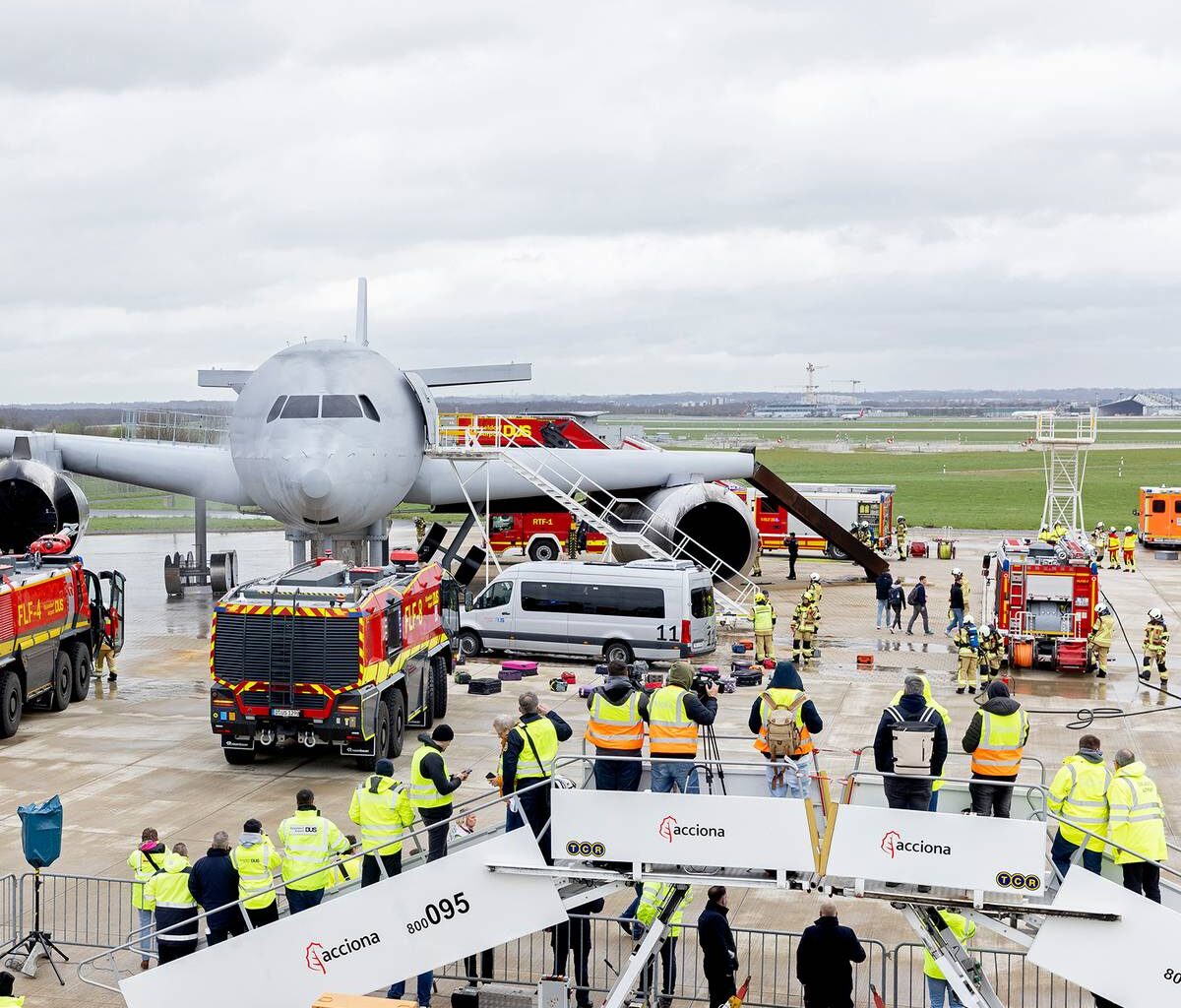 Flugunfallübung am Flughafen - Antenne Düsseldorf