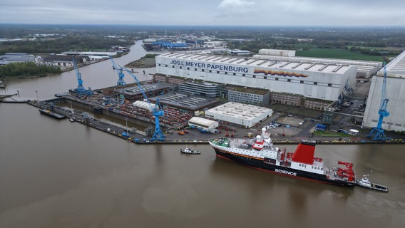 Das neue deutsche Forschungsschiff "Meteor IV" beim Ausdocken in der Meyer Werft in Papenburg. © dpa-Bildfunk Foto: Lars Penning