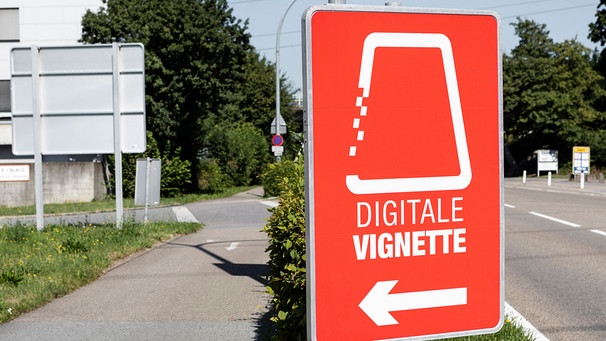 Ein Autobahnschild an der Grenze hzur Digitalen Vignette | Bild: 	mauritius images / Chromorange / Weingartner-Foto