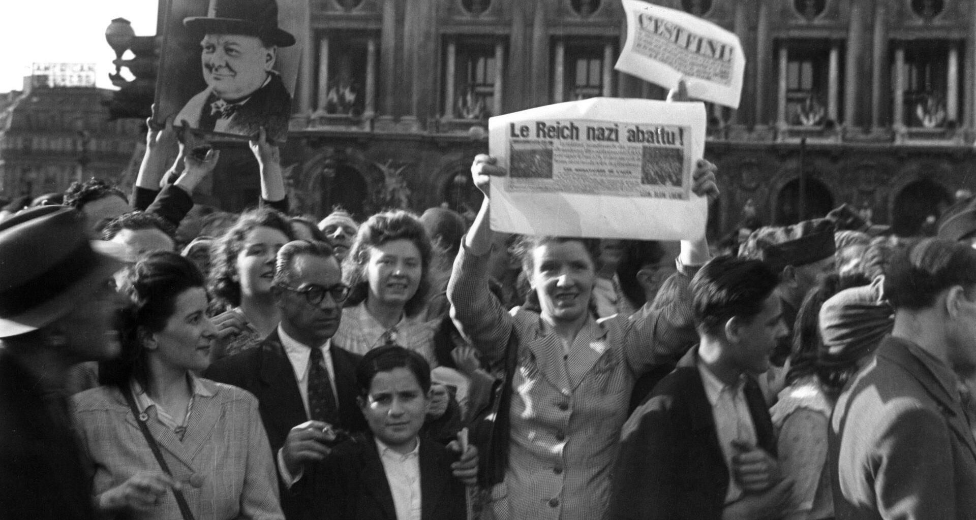 Jubelnde Menschen versammeln sich in den Straßen von Paris, um das Ende des Zweiten Weltkriegs in Europa und die Kapitulation Deutschlands zu feiern.
