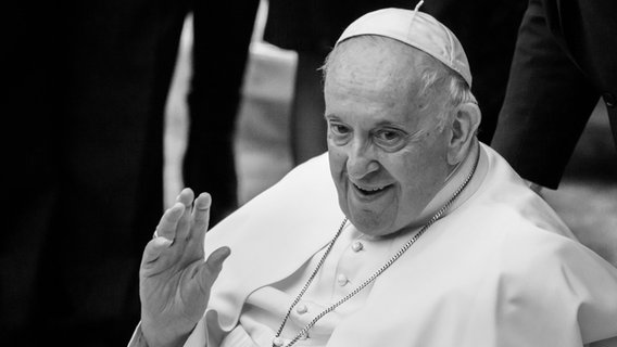 Papst Franziskus winkt während der Generalaudienz im Vatikan. © Michael Kappeler/dpa +++ dpa-Bildfunk +++ 