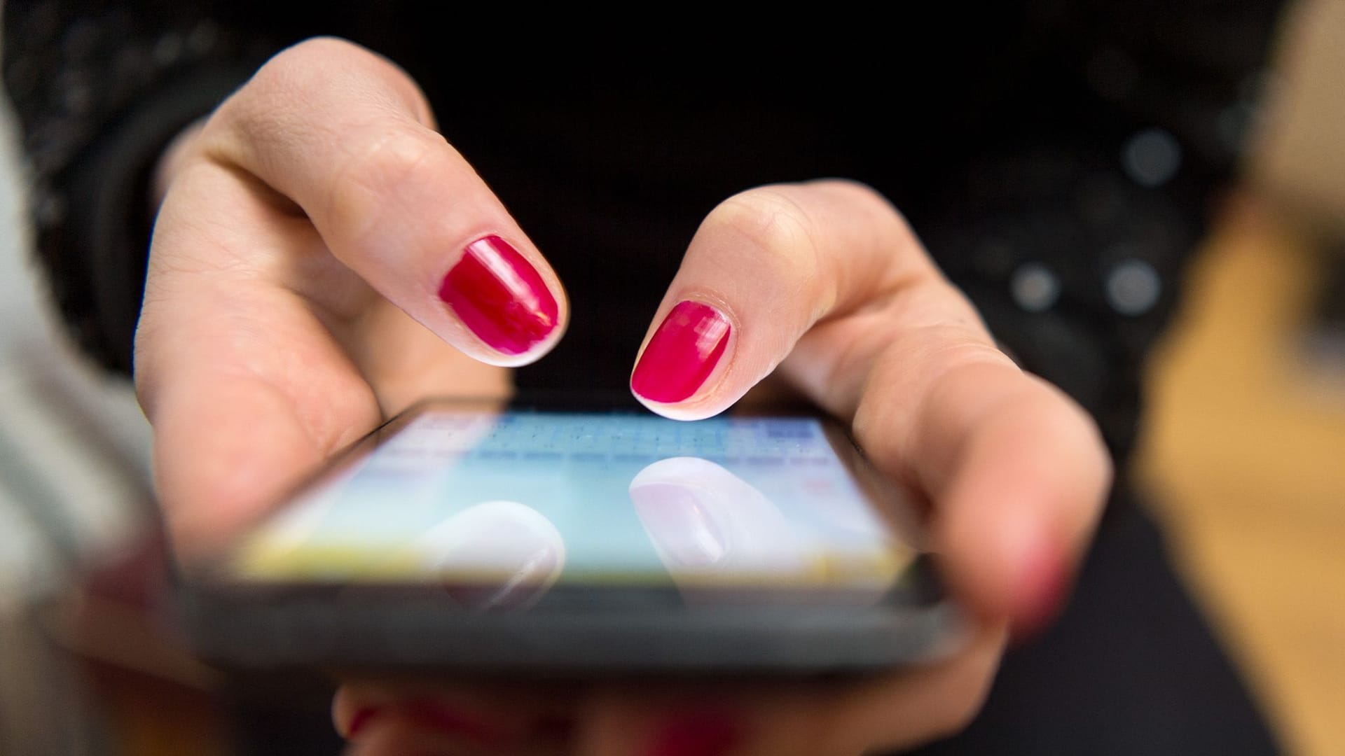 Frau beim Online-Dating (Symbolbild): Die große Liebe ist nicht leicht zu finden.