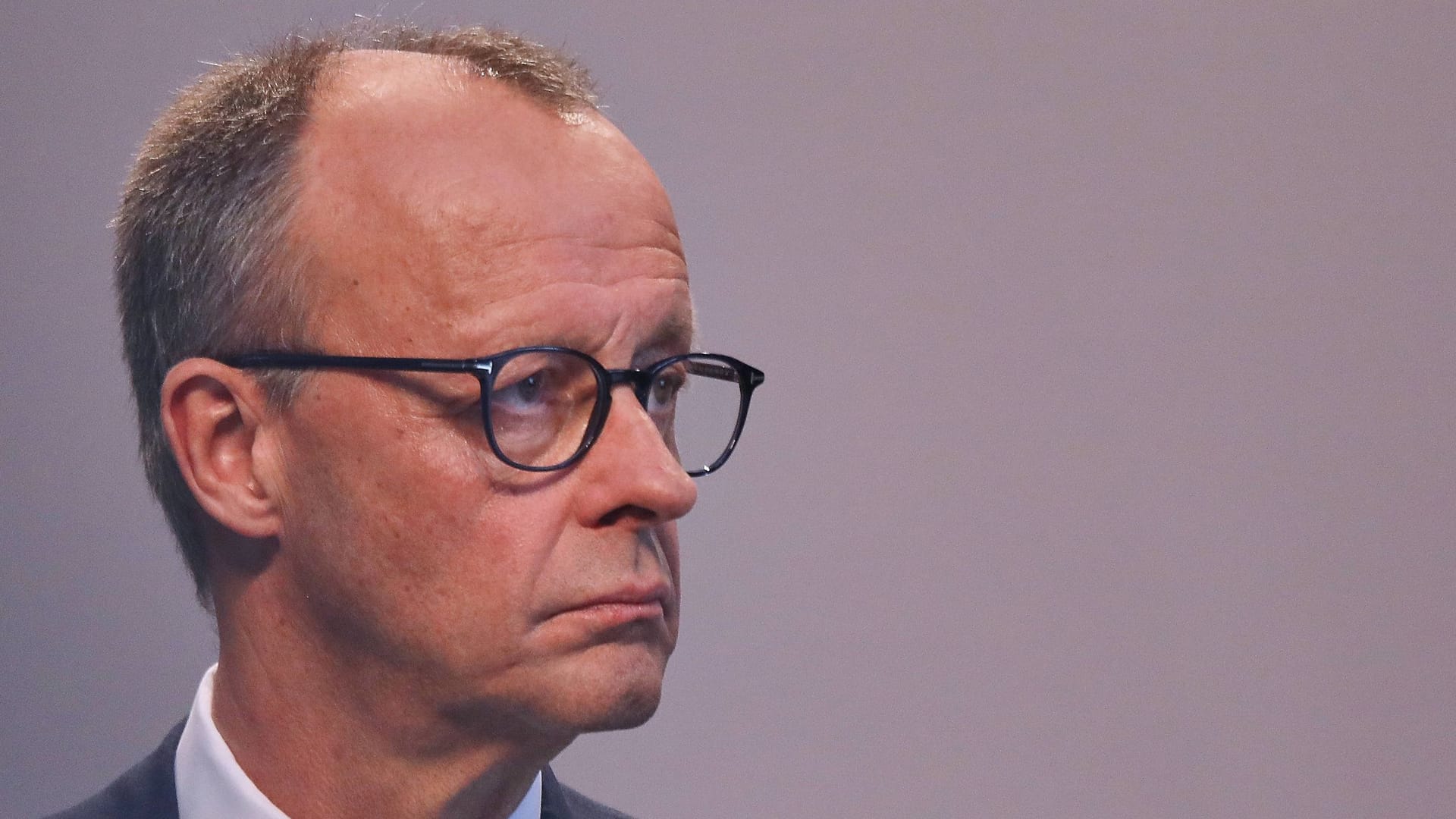 Friedrich Merz (CDU) bei einer Pressekonferenz. Der voraussichtlich nächste Bundeskanzler will Migranten an der Grenze zurückweisen.