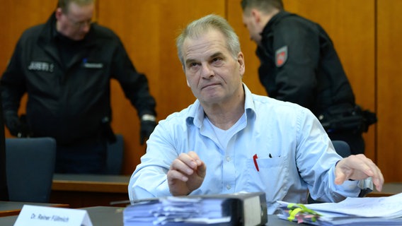 Der Angeklagte Rechtsanwalt Reiner Fuellmich kommt mit Akten zum Prozessauftakt ins Landgericht. © dpa-Bildfunk Foto: Swen Pförtner