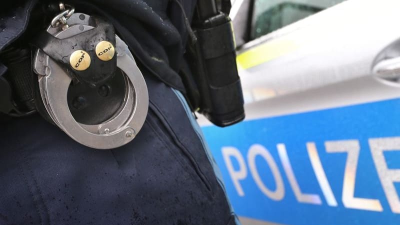 Für einen aggressiven ICE-Fahrgast endet eine Zugfahrt mit einer Festnahme. (Symbolbild)
