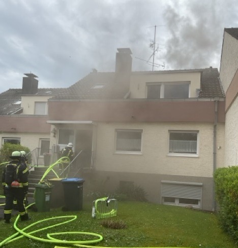 FW-BN: Dachgeschosswohnung nach Küchenbrand nicht mehr bewohnbar - eine leicht verletzte Person