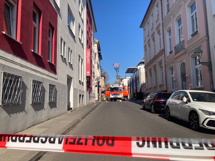 FW-BN: Wohnungsbrand in Dachgeschosswohnung - Bewohnerin in letzter Sekunde durch die Feuerwehr von Balkon gerettet