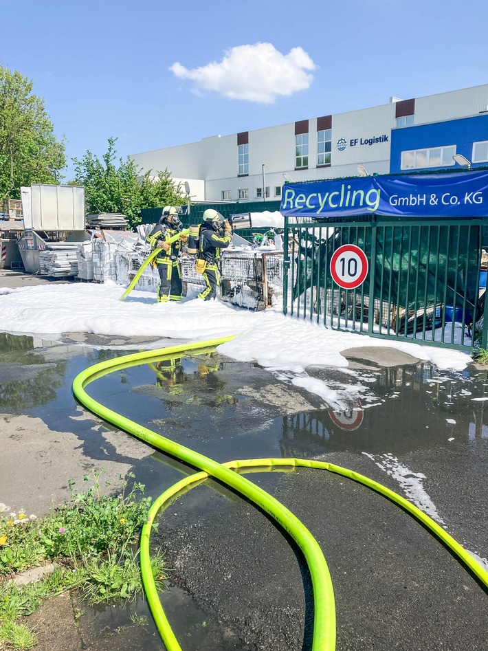 FW-BO: Brennender Schrott bei einem Recycling-Betrieb in Wattenscheid
