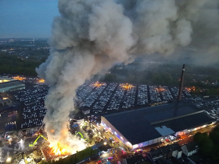FW-E: Großbrand auf Schrottplatz - Abschlussmeldung