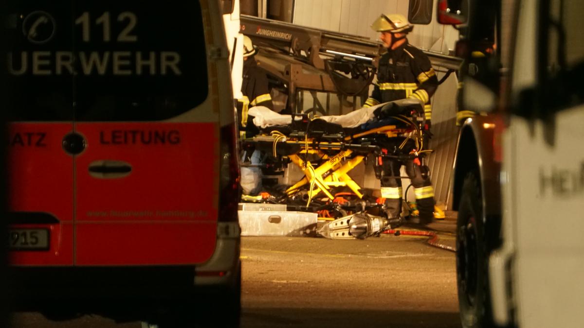 Arbeitsunfall in Hamburg: Mann unter Gabelstapler eingeklemmt