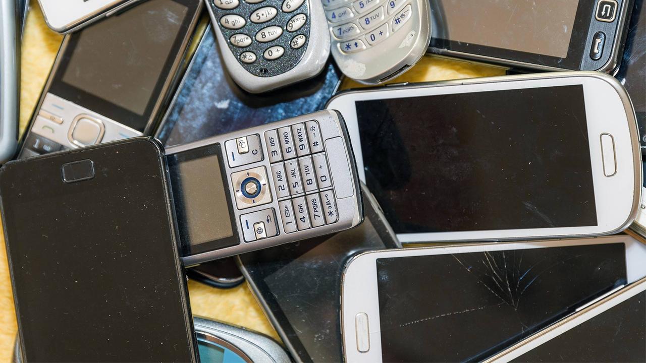 Millionen gebrauchter Handys in den Schubladen deutscher Haushalte
