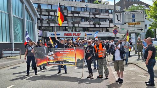 Demo von Gruppen aus Querdenker-Umfeld in Saarlouis – und Gegenproteste - SR.de