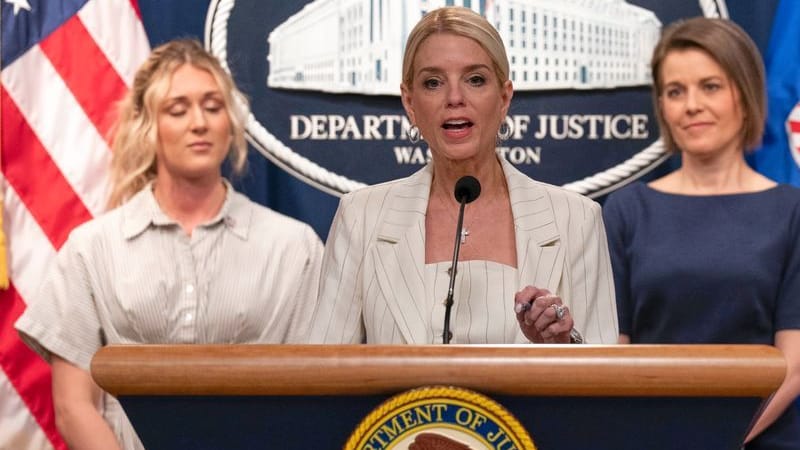 Generalstaatsanwältin Pam Bondi (M.) spricht während einer Pressekonferenz in der Zentrale des Justizministeriums.