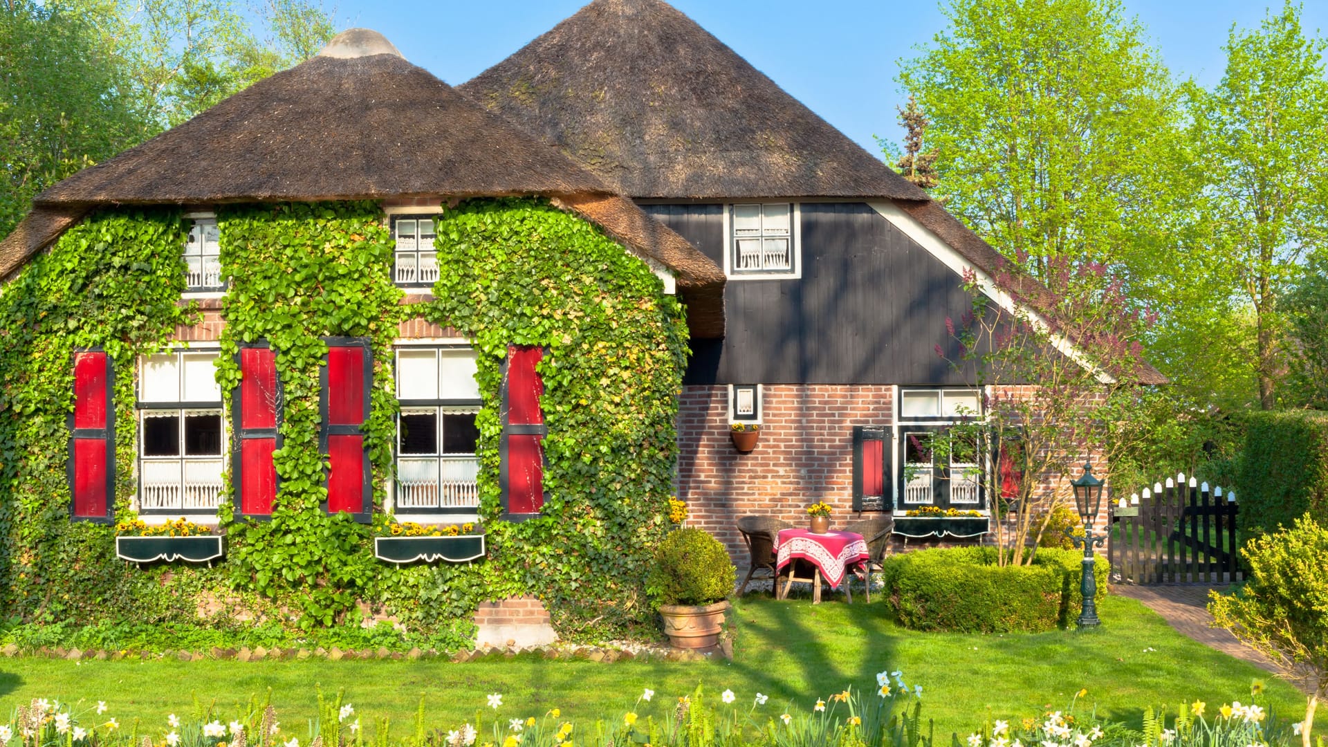 Giethoorn in den Niederlanden: Die Häuser der Einwohner stehen auf kleinen Inseln.