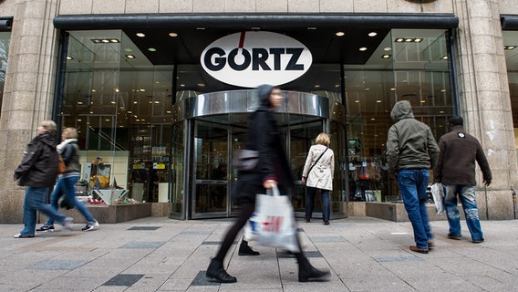 Passanten gehen vor dem Eingang eines Geschäfts der Schuhhandelskette Görtz entlang. © picture alliance/dpa Foto: Maja Hitij