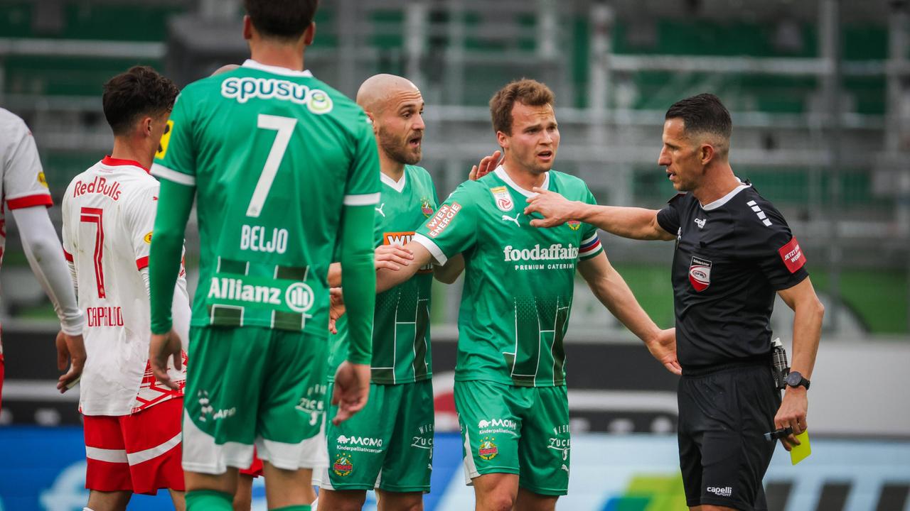 Ausgewechselter kehrt zurück - und sieht kuriose Rote Karte