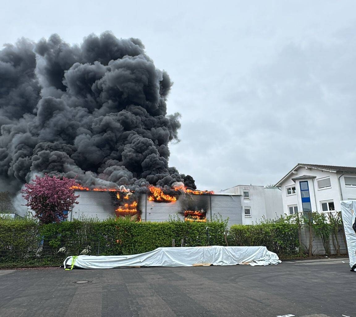Schwerverletzte Person bei Großbrand in Niederkassel-Mondorf