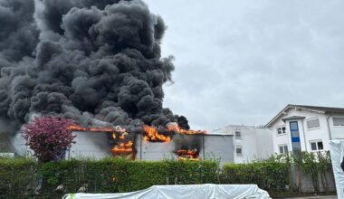 Schwerverletzte Person bei Großbrand in Niederkassel-Mondorf