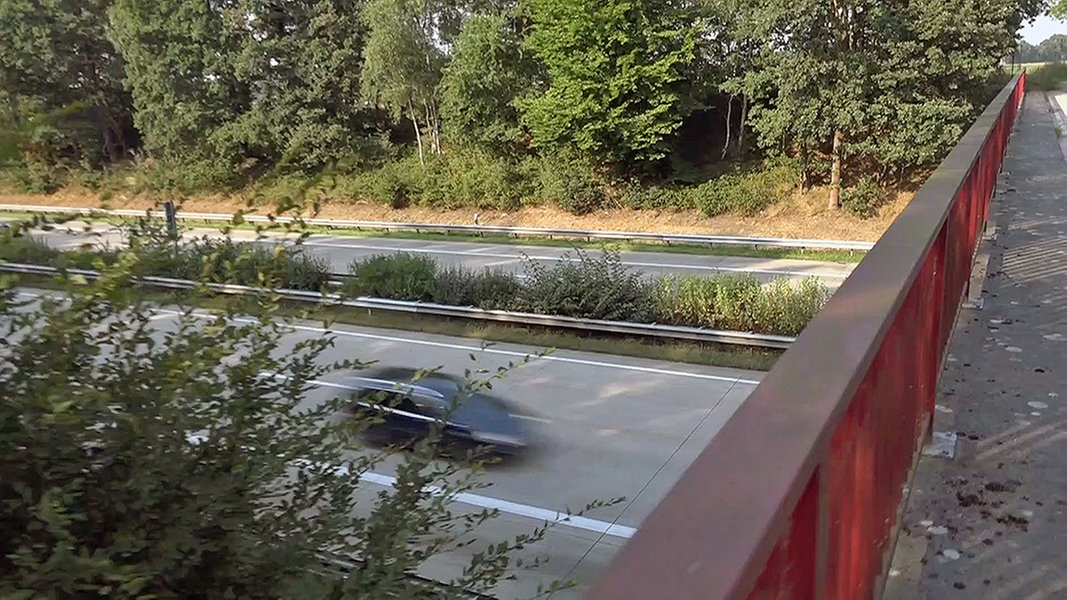 Jugendliche werfen Rad von Brücke in Hannover: Zwei Verletzte | NDR.de - Nachrichten - Niedersachsen