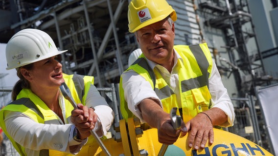 Robert Habeck (2.v.l, Bündnis 90/Die Grünen), Bundesminister für Wirtschaft und Klimaschutz, schraubt mit Gabriele Eggers (l), kaufmännische Geschäftsführerin der Gasnetz Hamburg GmbH, symbolisch an einer eine Wasserstoffleitung. © picture alliance/dpa Foto: Marcus Brandt