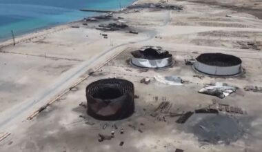 Nach Angriff durch die USA: Luftbilder zeigen komplette Zerstörung von Huthi-Hafen