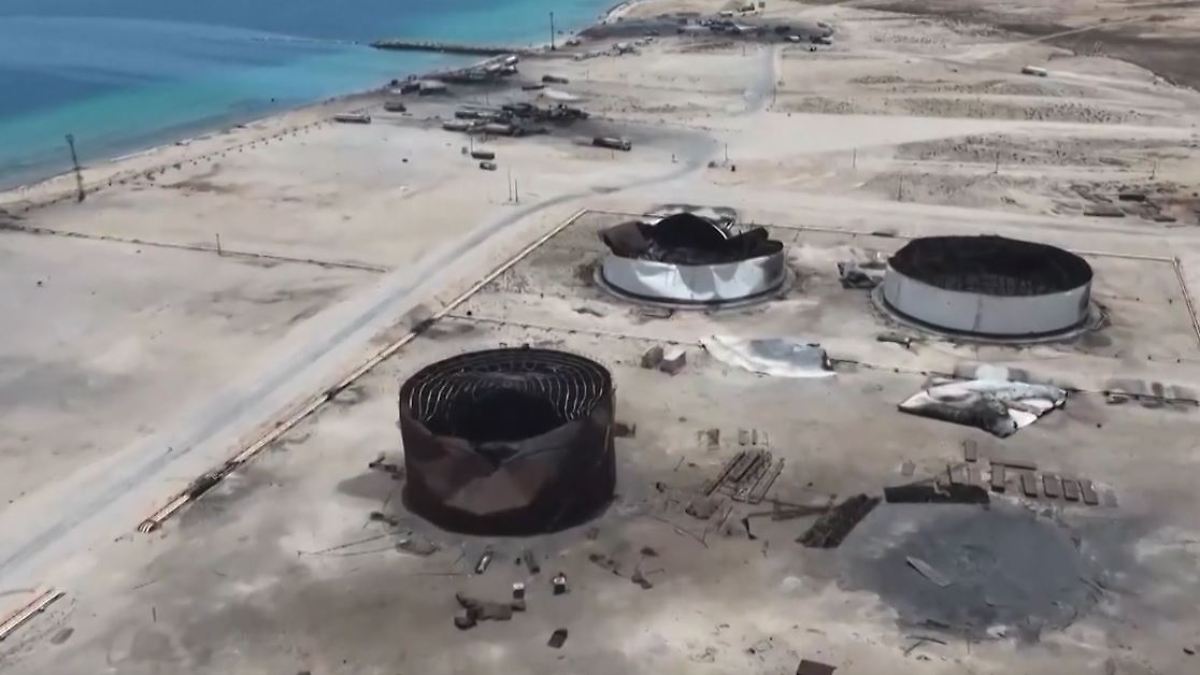 Nach Angriff durch die USA: Luftbilder zeigen komplette Zerstörung von Huthi-Hafen