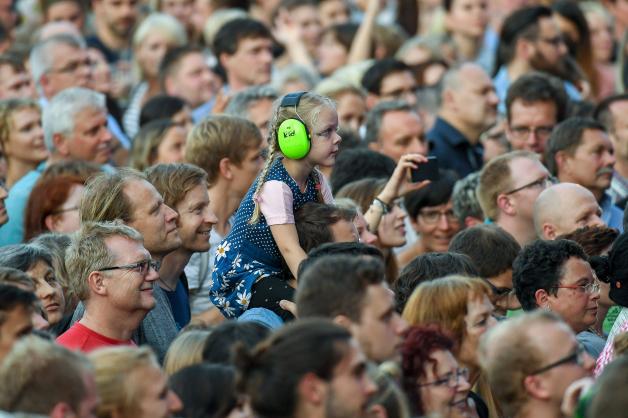 Früh übt sich: Auch die jüngsten Fans feiern – mit Ohrschutz und leuchtenden Augen.