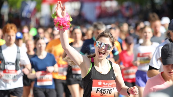 Eine Teilnehmerin beim Hamburg-Marathon 2024 © NDR/Hanno Bode 
