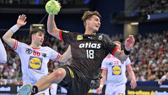 Handball-Nationalspieler Julian Köster © picture alliance/dpa | Swen Pförtner 