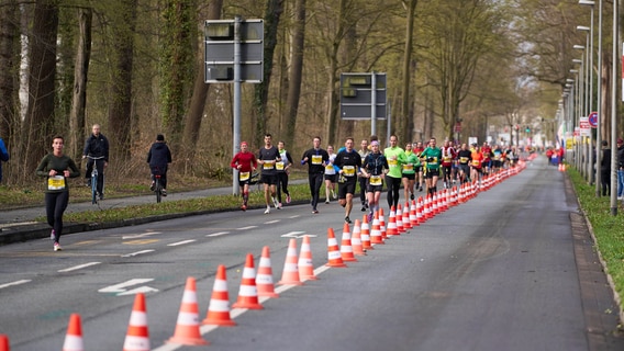 Läuferinnen und Läufer beim 31. ADAC Marathon. Hannover, 26.03.2023. © picture alliance / Geisler-Fotopress Foto: Ulrich Stamm