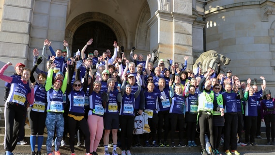 Die Läuferinnen und Läufer der NDR 1 Laufgruppe machen sich bereit für den Start - zu erkennen sind sie an den blauen NDR 1 Niedersachsen Shirts. © NDR Foto: Emely Miller