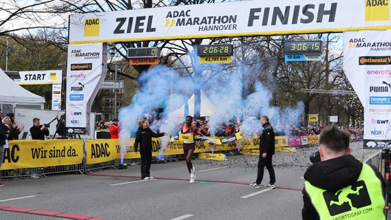 Samuel Fitwi läuft als Gewinner durch das Ziel beim Hannover-Marathon 2025 © NDR Foto: Emely Miller