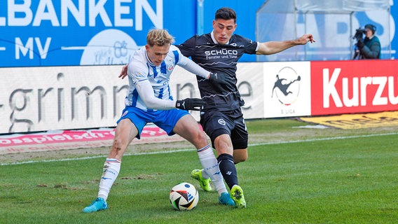 Felix Ruschke (l.) vom FC Hansa Rostock im Duell mit Stefano Russo von Arminia Bielefeld © IMAGO / Andy Bünning 