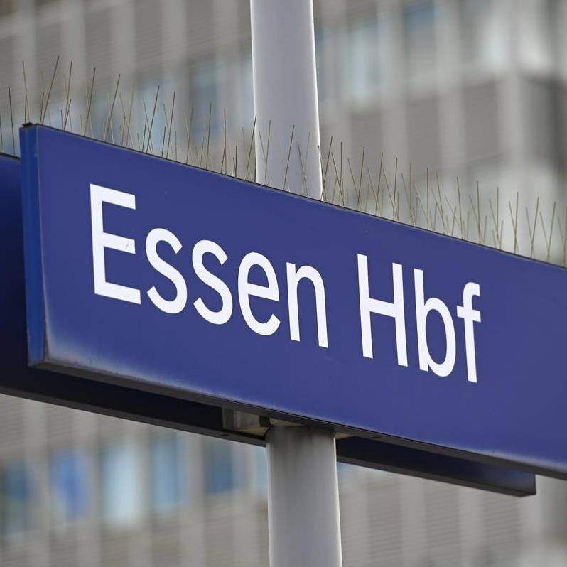 Pfandsammler in Essen auf Gleisen - Polizei warnt