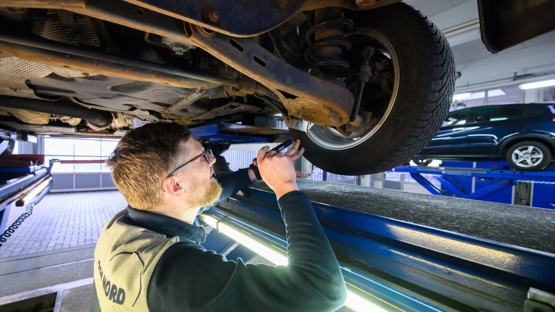 Ein Sachverständiger vom TÜV überprüft bei einer Hauptuntersuchung (HU) einen PKW. Ein Sachverständiger vom TÜV überprüft bei einer Hauptuntersuchung (HU) einen PKW.