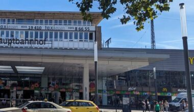 Frau in Essen hilft Kind - Jugendliche greifen sie an