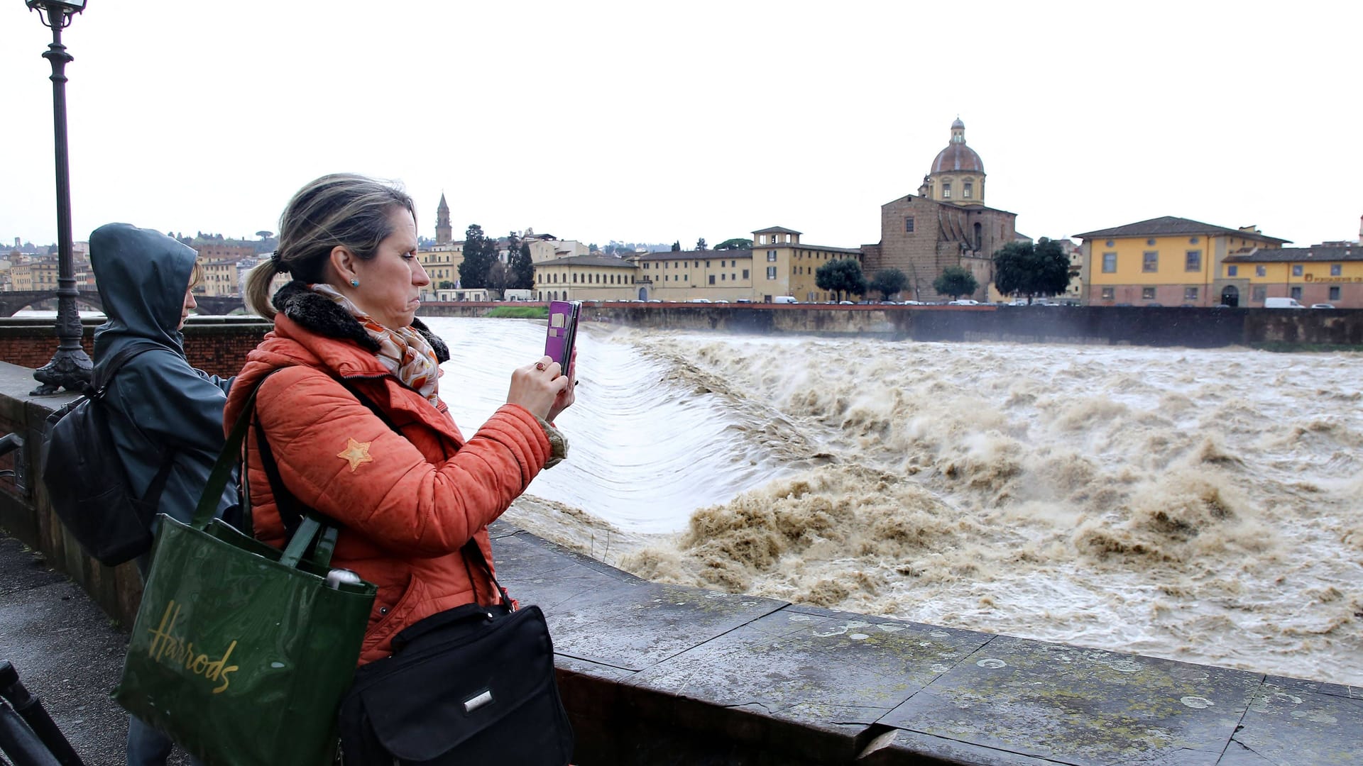 Hochwasser im vergangenen März in Florenz, Italien: Überschwemmungen bedrohen Urlaubsregionen.