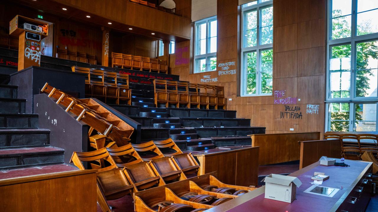 Bilder zeigen zerstörten Hörsaal nach Besetzung an der Humboldt-Universität