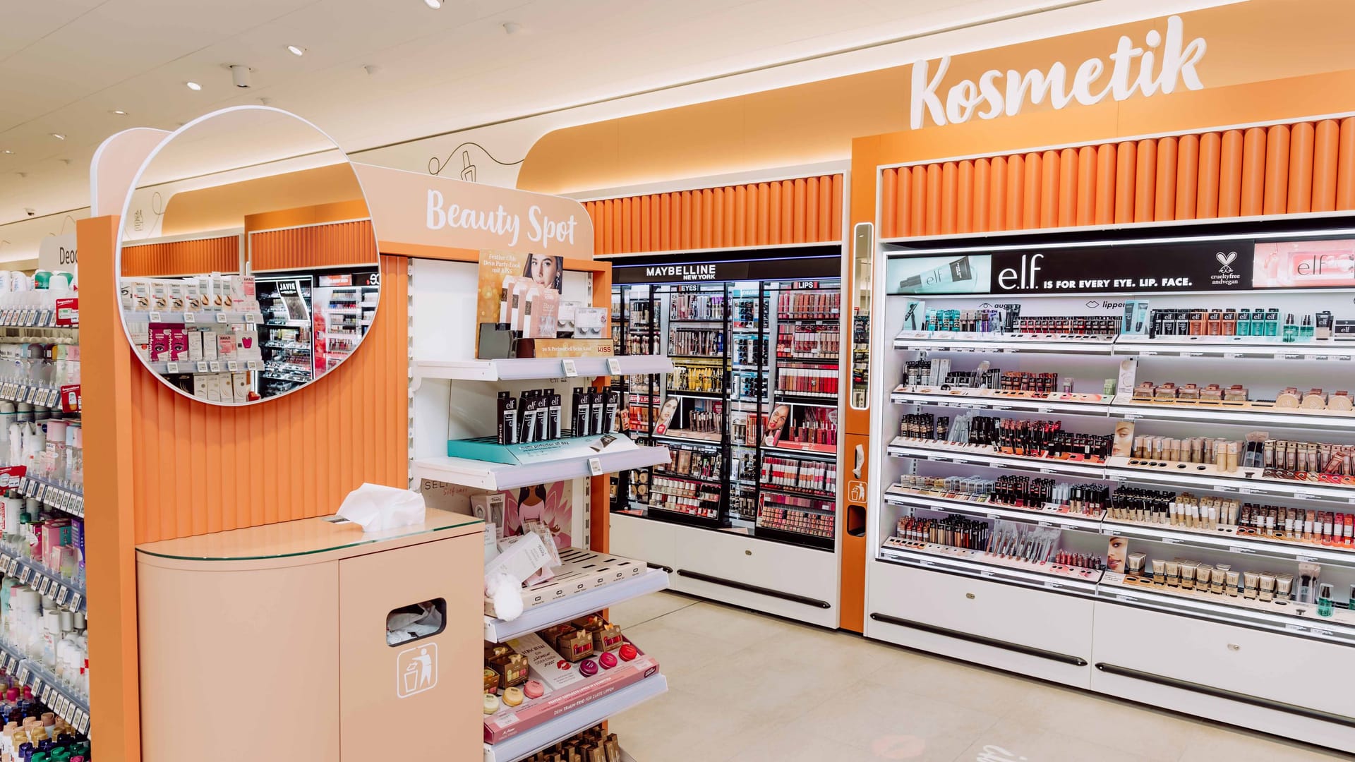 Holz und viel Orange: Künftig soll der Großteil der Rossmann-Filialen so aussehen.