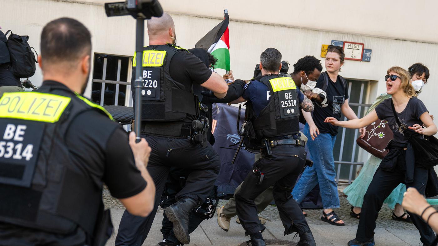 Polizei räumt Hörsaal – mehrere Festnahmen vor Gebäude
