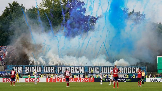 Die Hamburger Anhänger sorgten in der ersten Pokalrunde in Meppen für eine beeindruckende Kulisse, die den HSV allerdings auch eine Menge Geld kosteten.