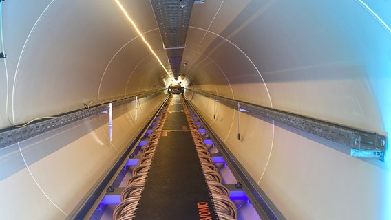 Das Bild zeigt das Innere eines Hyperloops. © NDR Foto: Peter Becker