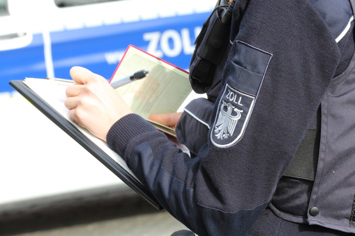HZA-N: Kamm und Nagelfeile im Visier: Hauptzollamt Nürnberg prüft im Friseur- und Kosmetikgewerbe