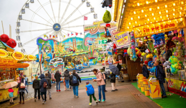 Riesenrad, Achterbahn, Buden - Aufbau der Bremer Osterwiese