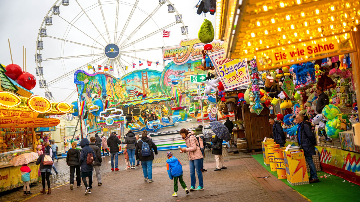 Riesenrad, Achterbahn, Buden - Aufbau der Bremer Osterwiese