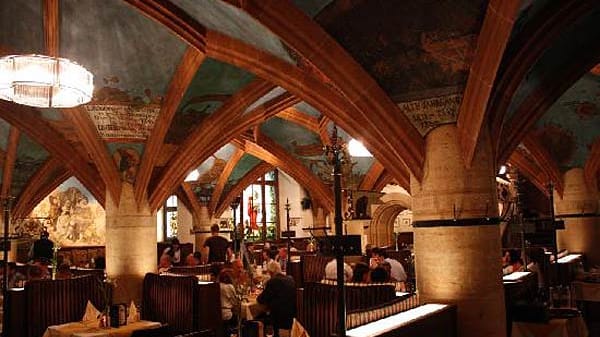 Im gemütlichen Ratskeller direkt am Marienplatz genießen Gäste Münchner und Fränkische Schmankerl begleitet von frisch gezapften Löwenbräu Bieren. Kontakt: Ratskeller: Marienplatz 8, 80331 München, Bayern, Deutschland, Tel.: 089/2199890.
